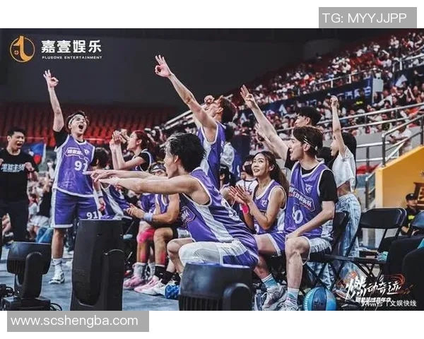 篮球明星亲自送小孩篮球传递运动热情与梦想的温暖时刻